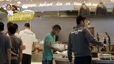 Abdu Lestaluhu saat menikmati makan siang bersama para pemain Thailand di Hotel Novotel, Filipina, (18/11/2016). (Bola.com/Nicklas Hanoatubun)