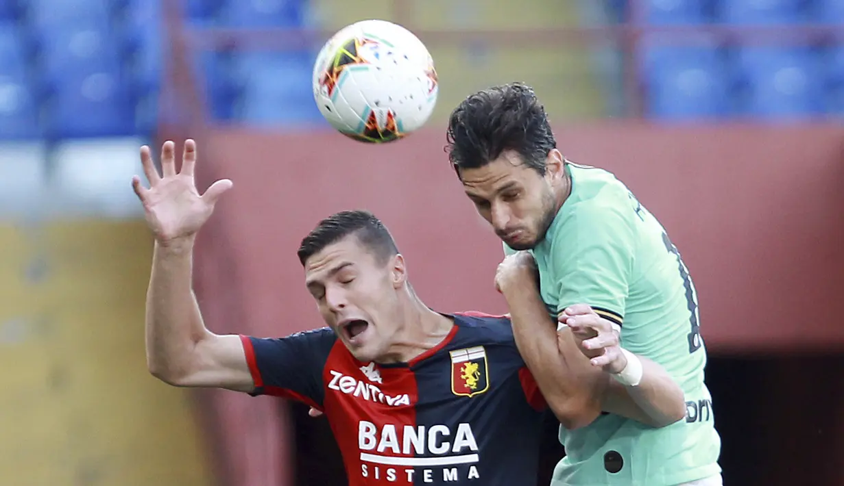 Bek Inter Milan, Andrea Ranocchia, duel udara dengan pemain Genoa, Andrea Favilli, pada laga Serie A di Stadion Luigi Ferraris, Sabtu (25/7/2020). Inter Milan menang 3-0 atas Genoa. (Tano Pecoraro/LaPresse via AP)