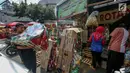 Penjual membawa parsel yang telah selesai di hias untuk dijual dikawasan Cikini, Jakarta, Sabtu (17/6). Penjual parcel mengaku menjelang Lebaran permintaan parcel mulai mengalami peningkatan. (Liputan6.com/Faizal Fanani)