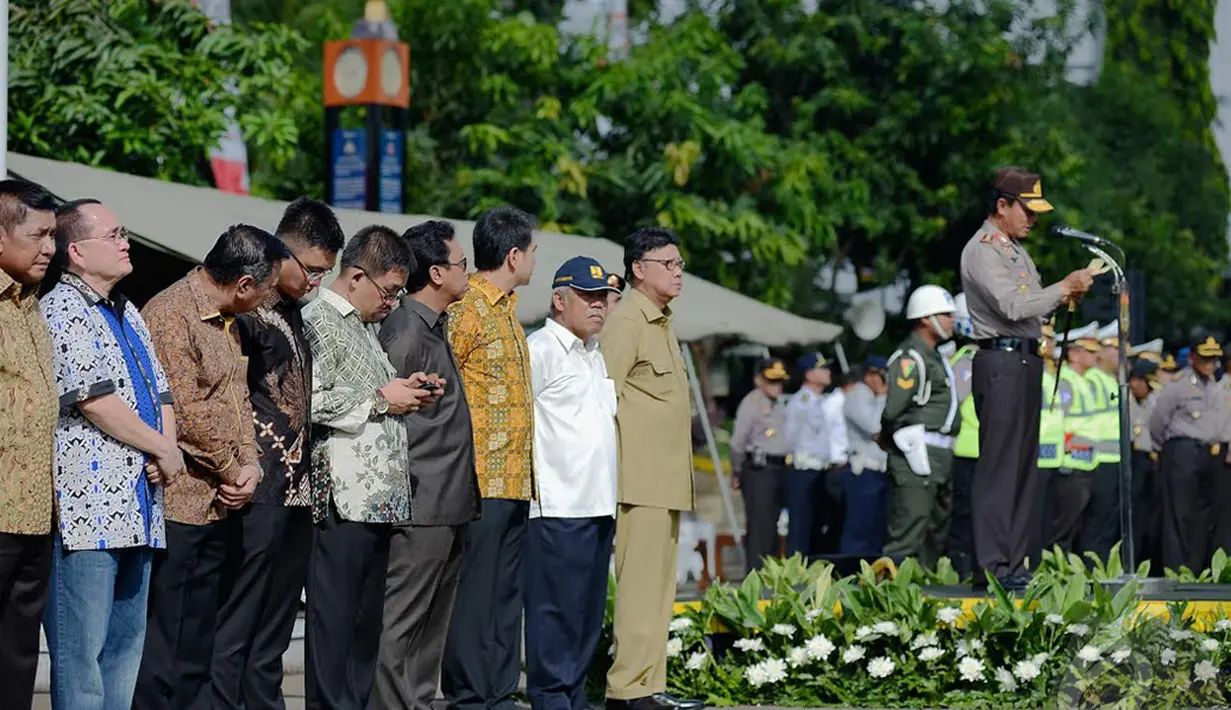  Sejumlah pejabat saat menghadiri apel Operasi Lilin 2014, Jakarta,(23/12/2014).  (Liputan6.com /Faizal Fanani)