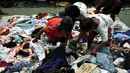 Sejumlah anak pengungsi kebakaran mencari pakaian layak pakai di posko pengungsian di Kebon Melati, Tanah Abang, Jakarta, Jumat (6/3/2015). Kebakaran hebat pada Kamis (5/3) petang menyebabkan setidaknya 1.600 warga mengungsi. ( Liputan6.com/Faizal Fanani)
