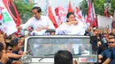Capres 01 Joko Widodo didampingi Istri Iriana Joko Widodo membagikan kaos saat kampanye terbuka di Banyumas, Jawa Tengah, Kamis (4/4). Dalam kampanye tersebut Jokowi mengajak para pendukung untuk memerangi hoax dan memenangkan pasangan no urut 01 Jokowi-ma'ruf di banyumas.(Liputan6.com/Angga Yuniar)