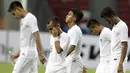 Gelandang Timnas Indonesia, Riko Simanjuntak, bersama rekan-rekannya tampak kecewa usai dikalahkan Singapura pada laga Piala AFF di Stadion Nasional, Singapura, Jumat (9/11). Singapura menang 1-0 atas Indonesia. (Bola.com/M. Iqbal Ichsan)