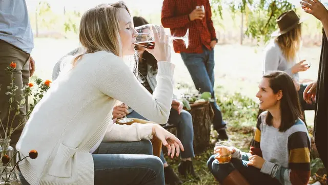 8 Cara menikmati minuman anggur tanpa merusak gigi, sudah pernah coba?