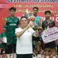 Kapolda Riau Irjen Mohammad Iqbal menyerahkan piala turnamen sepak takraw Hari Bhayangkara dalam rangka mencari bibit atlet untuk ASEAN Games. (Liputan6.com/M Syukur)