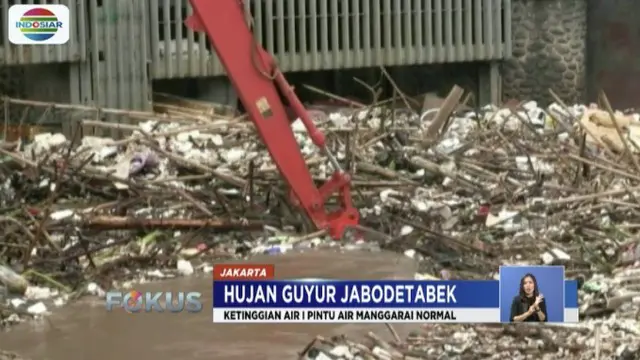 Petugas dari Dinas Lingkungan Hidup dan Kebersihan DKI Jakarta telah bersiaga untuk membersihkannya.