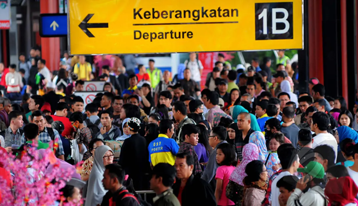 Ratusan calon penumpang Lion Air terlantar di Terminal 1B Bandara Soekarno Hatta. Penumpang saat di depan loket Lion Air di terminal 1B Bandara Soekarno Hatta,  Tengerang. Kamis (20/2/2015). (Liputan6.com/Faisal R Syam)