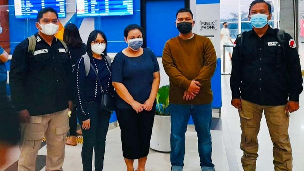 Terduga bandar narkoba di Kampung Narkoba Pekanbaru berinisial W (tengah) saat dibawa ke pusat rehabilitasi pecandu narkoba di Lido Bogor.