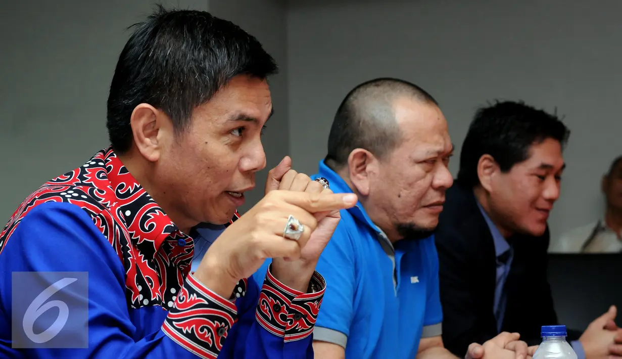 Wakil Presiden PSSI, Hinca Panjaitan (kiri) menjawab pertanyaan usai rapat Exco di kantor PSSI di Jakarta, Senin (3/8/2015). Rapat membahas perkembangan terkini tentang sepak bola Indonesia. (Liputan6.com/Helmi Fithriansyah)