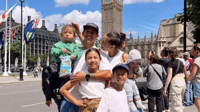 Gaya Liburan Jennifer dan Irfan Bachdim bersama keempat anaknya (Foto: Instagram/jenniferbachdim)