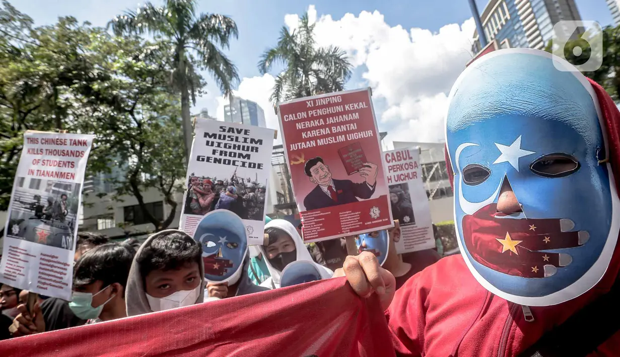 Massa menggelar demonstrasi solidaritas untuk muslim Uighur di depan Kedubes China, Jakarta, Jumat (3/6/2022). Mereka menuntut pemerintah China melalui kedutaan besarnya di Indonesia untuk segera menghentikan penyiksaan, penyanderaan, dan pelarangan umat muslim Uighur dalam melaksanakan aktivitas ibadah. (Liputan6.com/Faizal Fanani)