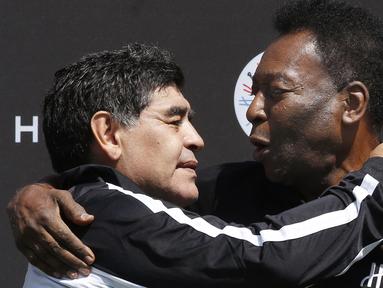 Legenda sepak bola dunia asal Brasil, Pele yang bernama asli Edson Arantes do Nascimento tutup usia pada Kamis (29/12/2022) di Rumah sakit Albert Einstein, Sao Paulo, Brasil. Kepergian Pele dalam usia 82 tahun membuat dunia sepak bola telah kehilangan dua pesepak bola terbaik di dunia hanya dalam rentang waktu dua tahun semenjak kepergian legenda Argentina, Diego Maradona pada 25 November 2020 lalu. (AFP/Patrick Kovarik)