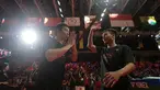 Pebulu tangkis ganda putra Indonesia, Mohammad Ahsan/Hendra Setiawan melakukan victory lap dalam acara 'Moment of Honor The Daddies' sebelum laga final Indonesia Masters 2025 di Istora Senayan, Jakarta, Minggu (26/01/2025). (Bola.com/Bagaskara Lazuardi)