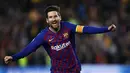 Striker Barcelona, Lionel Messi, melakukan selebrasi usai membobol gawang Manchester United pada laga Liga Champions 2019 di Stadion Camp Nou, Selasa (16/4). Barcelona menang 3-0 atas Manchester United. (AP/Manu Fernandez)