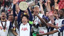 Son Heung-min antar Spurs angkat trofi juara Liga Europa 2024/2025. (Pierre-Philippe MARCOU / AFP)