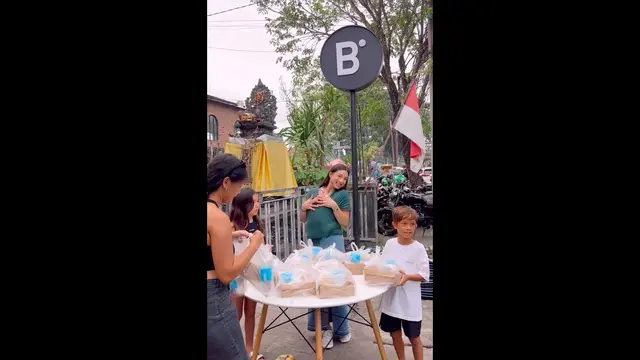 Indahnya Toleransi, Jennifer Bachdim Ajak Anak-Anak Berbagi Takjil Jelang Berbuka Puasa