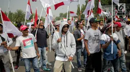 Massa Aliansi Masyarakat Indonesia Timur menggelar unjuk rasa di depan Istana Merdeka, Jakarta, Senin (2/9/2019). Massa menyatakan bahwa Papua tetap NKRI dan meminta pemerintah mengusut tuntas kasus rasis yang berujung konflik. (Liputan6.com/Faizal Fanani)