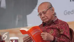 Ekonom Senior Emil Salim saat membaca buku "Sustainable Financing"  di Gedung Kementerian Keuangan, Jakarta, Jumat (4/12). Buku tersebut menjabarkan konsep dasar praktik-praktik sustainable financing. (Liputan6.com/Angga Yuniar)