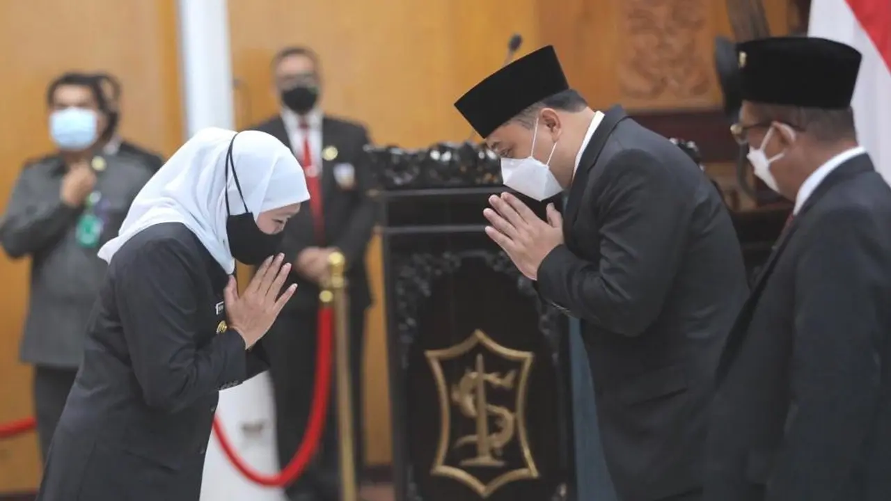 Khofifah Indar Parawansa menghadiri serah terima jabatan (Sertijab) Wali Kota dan Wakil Wali Kota Surabaya Eri Cahyadi dan Armudji. (Dian Kurniawan/Liputan6.com)