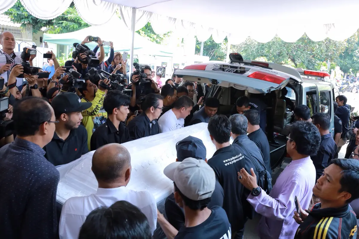 [Bintang] Keberangkatan menuju tempat pemakaman Mike Mohede