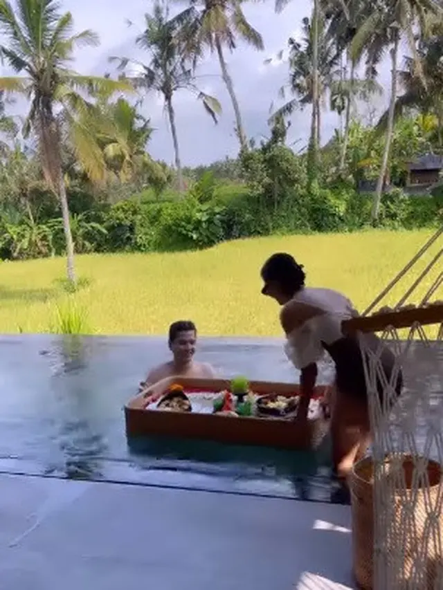 Momen bulan madu romantis Rendi Jhon dan Glenca Chysara. (Foto: Instagram/glencachysaraofficial)