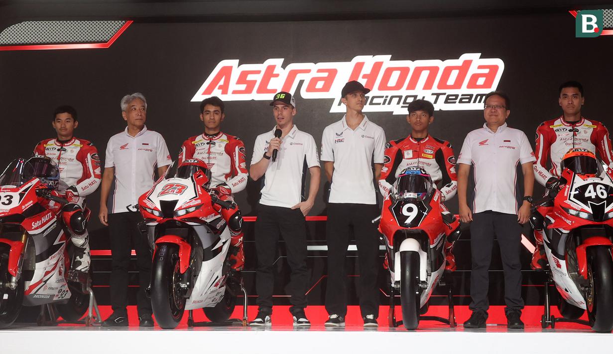 Dua pebalap MotoGP Honda Racing Corporation (HRC), Joan Mir ( tengah kiri) dan Luca Marini (tengah kanan) bersama para pebalap Astra Honda Racing Team dalam acara launching motor baru untuk MotoGP 2025 di pabrik PT Astra Honda Motor (AHM) di Cikarang, Jawa Barat pada Sabtu (1/2/2025). (Bola.com/M. Iqbal Ichsan)