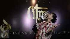Aktris Cut Mini meraih Piala Citra untuk Pemeran Utama Wanita Terbaik dalam Festival Film Indonesia (FFI) 2016 di Taman Ismail Marzuki, Jakarta, Minggu (6/11). Penghargaan diterima Cut Mini berkat aktingnya dalam film Athirah (Liputan6.com/Gempur M Surya)