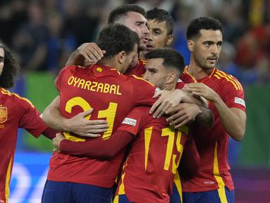 Timnas Spanyol menyusul tuan rumah Jerman lolos ke babak 16 besar Euro 2024 setelah memetik kemenangan kedua di Grup B dengan mengalahkan Italia 1-0 di Arena Aufschalke, Gelsenkirchen, Jerman, Jumat (21/6/2024) dini hari WIB. Gol tunggal kemenangan Tim Matador dihasilkan lewat gol bunuh diri bek Italia, Riccardo Calafiori pada menit ke-55. (AP Photo/Frank Augstein)