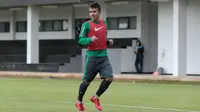 Egy Maulana Vikri saat bermain dengan tim merah pada sesi latihan di Lapangan ABC Senayan, Jakarta (21/2/2018). Latihan ini merupakan persiapan Asian Games 2018. (Bola.com/Nick Hanoatubun)