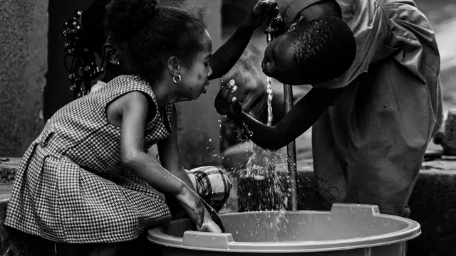 Apakah Boleh Cuci Muka di Siang Hari/Photo by Lisa Marie Theck on Unsplash