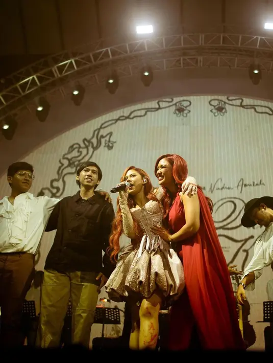 Selain dibuat heboh karena keduanya begitu menghayati lagu, Nadin dan Jola diketahui memiliki mantan pacar sama, yaitu Julian Jacob. Nadin dan Julian sempat pacaran, namun kandas di tahun 2018. Di tahun yang sama, Julian dan Jola sudah terlihat bersama. Karena itu, Jola sempat disebut sebagai orang ketiga hubungan Nadin dan Julian Jacob. (Liputan6.com/IG/@cakecaine)