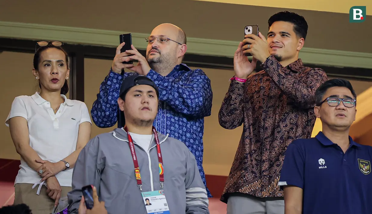 <p>Calon pemain naturalisasi Timnas Indonesia, Ragnar Oratmangoen (kanan atas), saat menghadiri laga pamungkas Grup A Piala Dunia U-17 2023 antara Timnas Maroko U-17 melawan Timnas Indonesia U-17 yang berlangsung di Stadion Gelora Bung Tomo, Surabaya, Kamis (16/11/2023). (Bola.com/Bagaskara Lazuardi)</p>