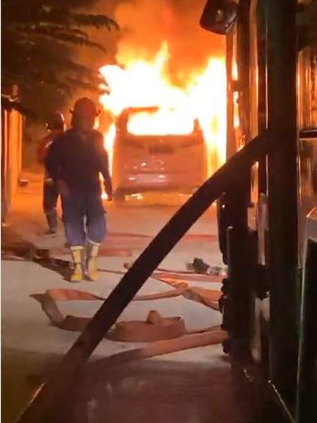 6 Momen Mobil Alphard Via Vallen Terbakar Disamping Rumah, Dibakar Orang Tak Dikenal