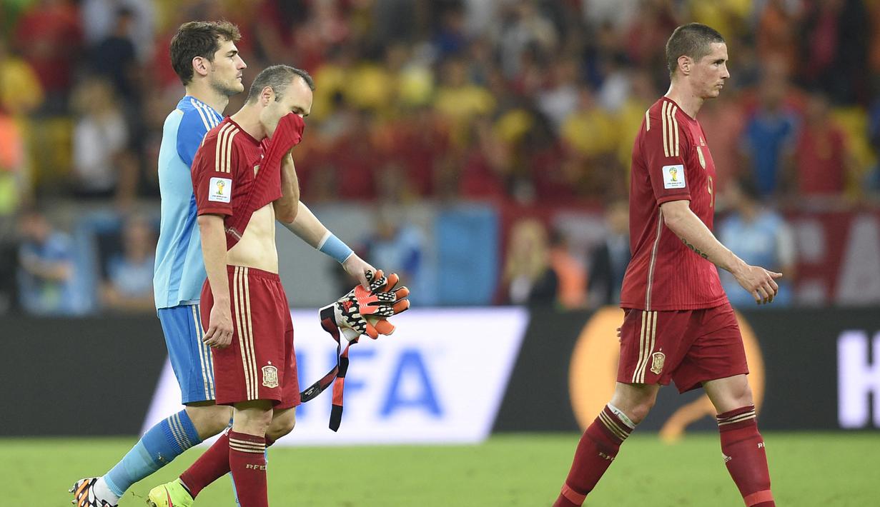 Spanyol. Berstatus juara Piala Dunia 2010, Spanyol langsung terhenti di fase grup Piala Dunia 2014 yang digelar di Brasil. Tergabung di Grup B, Andres Iniesta dkk finis di posisi ketiga dengan raihan 3 poin, hasil dari 1 kali menang dan 2 kali kalah. Satu-satunya kemenangan diraih saat Spanyol menang 3-0 atas Australia pada mathday ketiga. Sementara pada matchday pertama dan kedua Spanyol menelan kekalahan 1-5 dari Belanda dan 0-2 dari Cile. (AFP/Lluis Gene)