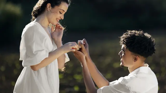 Sering Tarik Ulur? Ini 5 Pertanda Gebetanmu Punya Commitment Issue - 5