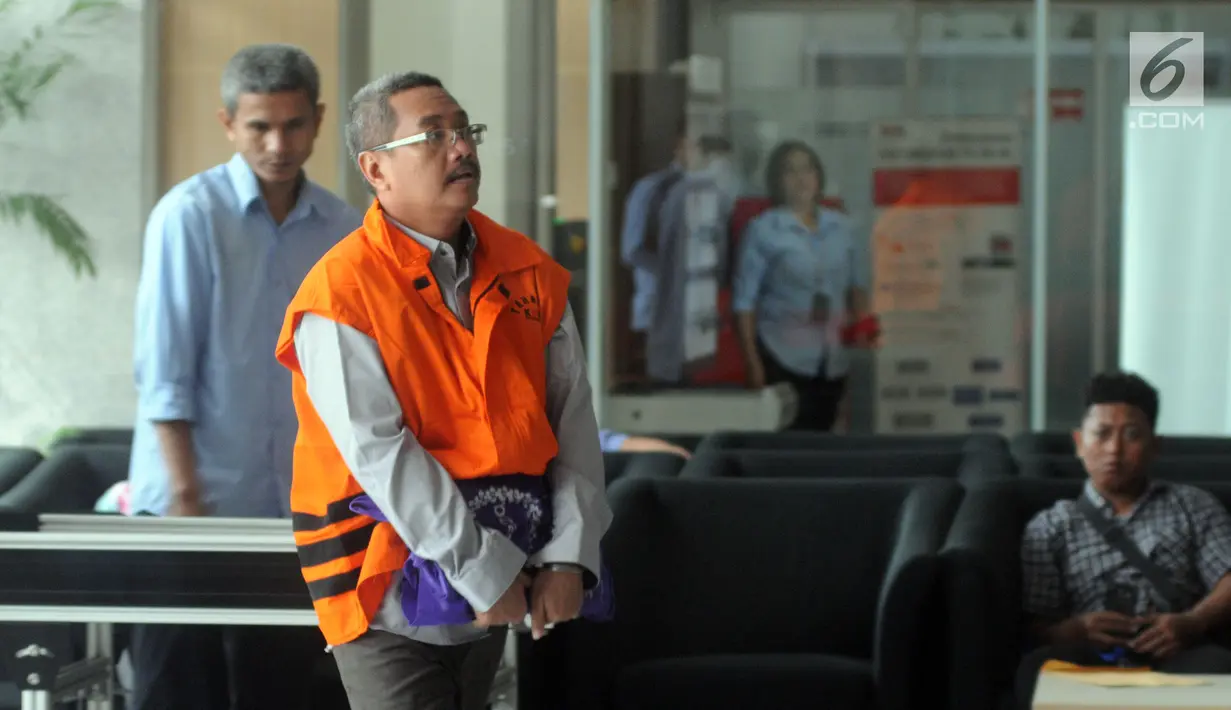 Mantan senior manager pemasaran PT Hutama Karya, Bambang Mustaqim tiba di Gedung KPK, Jakarta, Kamis (31/1). Bambang diperiksa sebagai tersangka terkait dugaan korupsi pembangunan tahap II Gedung IPDN di Rokan Hilir. (Merdeka.com/Dwi Narwoko)