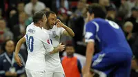 Wayne Rooney rangkul Andros Townsend usai cetak gol lawan San Marino (IAN KINGTON / AFP)