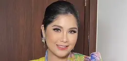 Annisa Pohan jadi salah satu tamu ibu pejabat yang hadir di Acara Siraman Putri Dede Yusuf. [@barry_irawan]