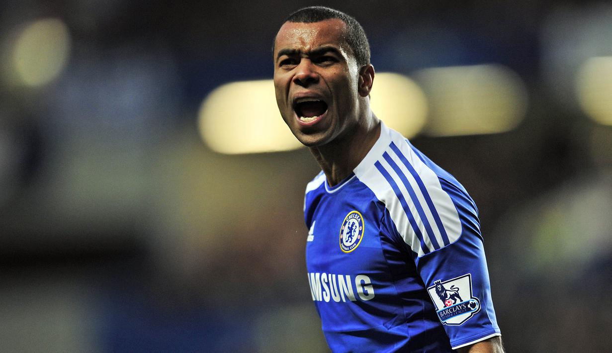 Bek Kiri - Ashley Cole. (AFP/Glyn Kirk)