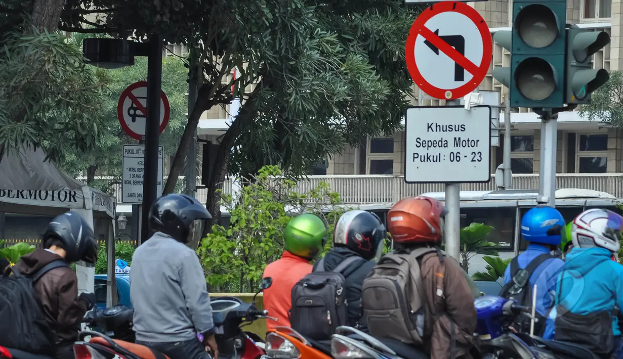 Pemprov DKI Jakarta merevisi aturan larangan sepeda motor melintas di Jalan MH Thamrim hingga Jalan Medan Merdeka Barat, Jakarta, Senin (6/4/2015). Pengendara sepeda motor diizinkan melintas mulai pukul 23.00 hingga 06.00 WIB. (Liputan6.com/Faizal Fanani)