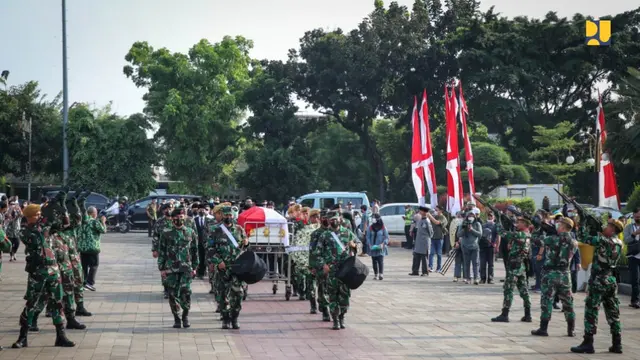 Wakil Menteri Pekerjaan Umum (PU) Periode 2009-2014 Achmad Hermanto Dardak, dimakamkan di Taman Makam Pahlawan (TMP) Kalibata, Jakarta, Minggu (21/8/2022). (Dok Kementerian PUPR)