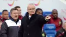 Pelatih Leicester City, Claudio Ranieri terus memberikan arahan kepada para pemain Leicester City pada lanjutan Liga Inggris pekan ke-27 di Stadion King Power, Sabtu (27/2/2016) malam WIB. (Reuters/Alan Walter)