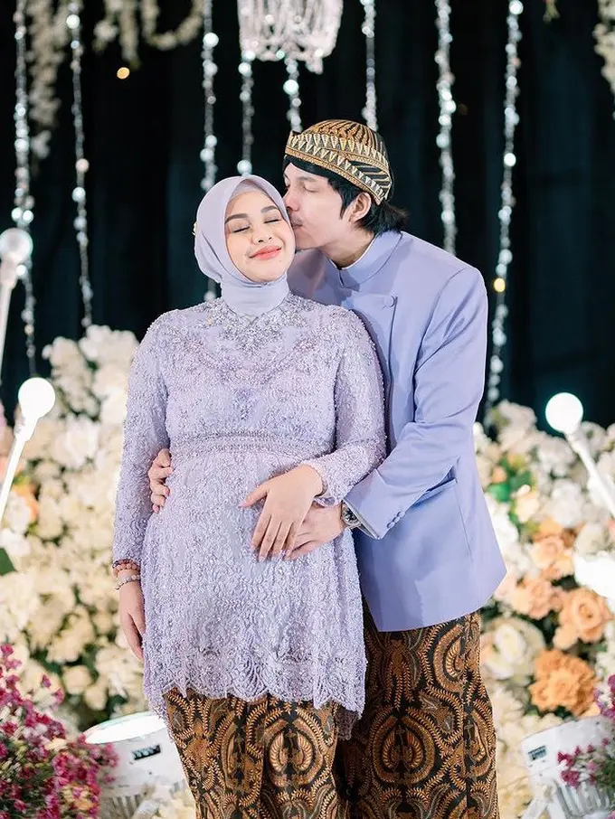 Gaya Artis Lakukan Prosesi Adat 7 Bulanan Kehamilan di Era Modern
