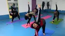 Wanita Palestina mengikuti sesi latihan yoga di pusat pelatihan yoga wanita pertama di kota Gaza, 28 Maret 2018. Mereka belajar yoga untuk membantu warga lain menghadapi stres dan trauma karena tinggal di kawasan dalam sengketa. (MOHAMMED ABED/AFP)