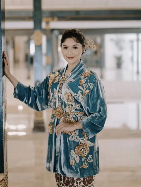 Erina juga tampil dengan sanggul minimalis lengkap dengan tusuk konde keemasan. Menariknya pada bagian depan rambut dibuat terlihat curly.  [Instagram/@erinagudono]