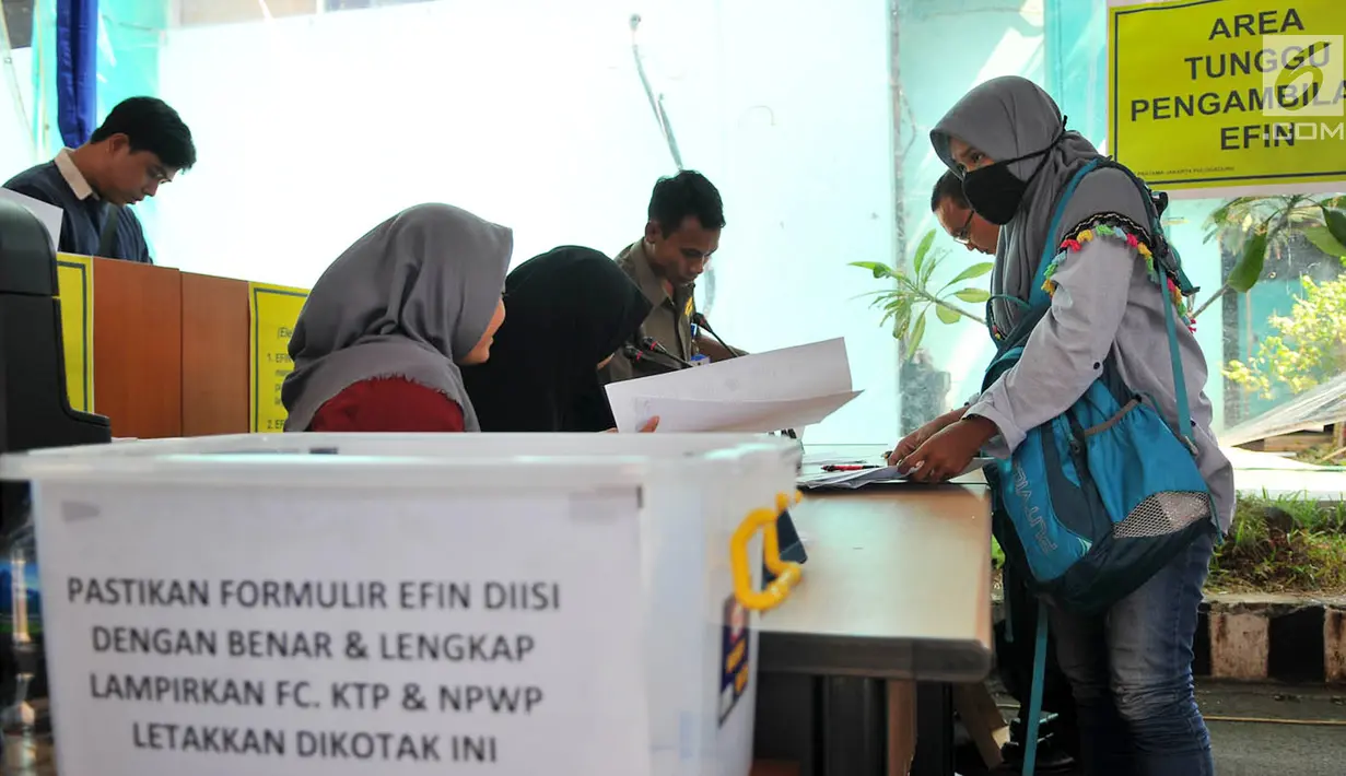 Suasana saat para wajib pajak melaporkan SPT di Kantor Pelayanan Pajak Pratama Jakarta, Kamis (29/3). Pelayanan Pajak Pratama Cabang Pulo Gadung masih melayani dua cara yakni secara manual dan online. (Merdeka.com/Iqbal Nugroho)