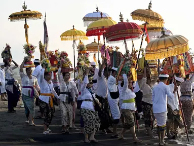 Umat Hindu saat mengikuti upacara doa Melasti di salah satu pantai di Denpasar, Bali, pada Senin 16 Maret 2026. Rangkaian upacara menyambut Hari Raya Nyepi Tahun Baru Saka 1948 di sejumlah wilayah di pulau Bali mulai dilaksanakan dengan prosesi melasti di sejumlah pantai dan sumber mata air. (SONNY TUMBELAKA/AFP)