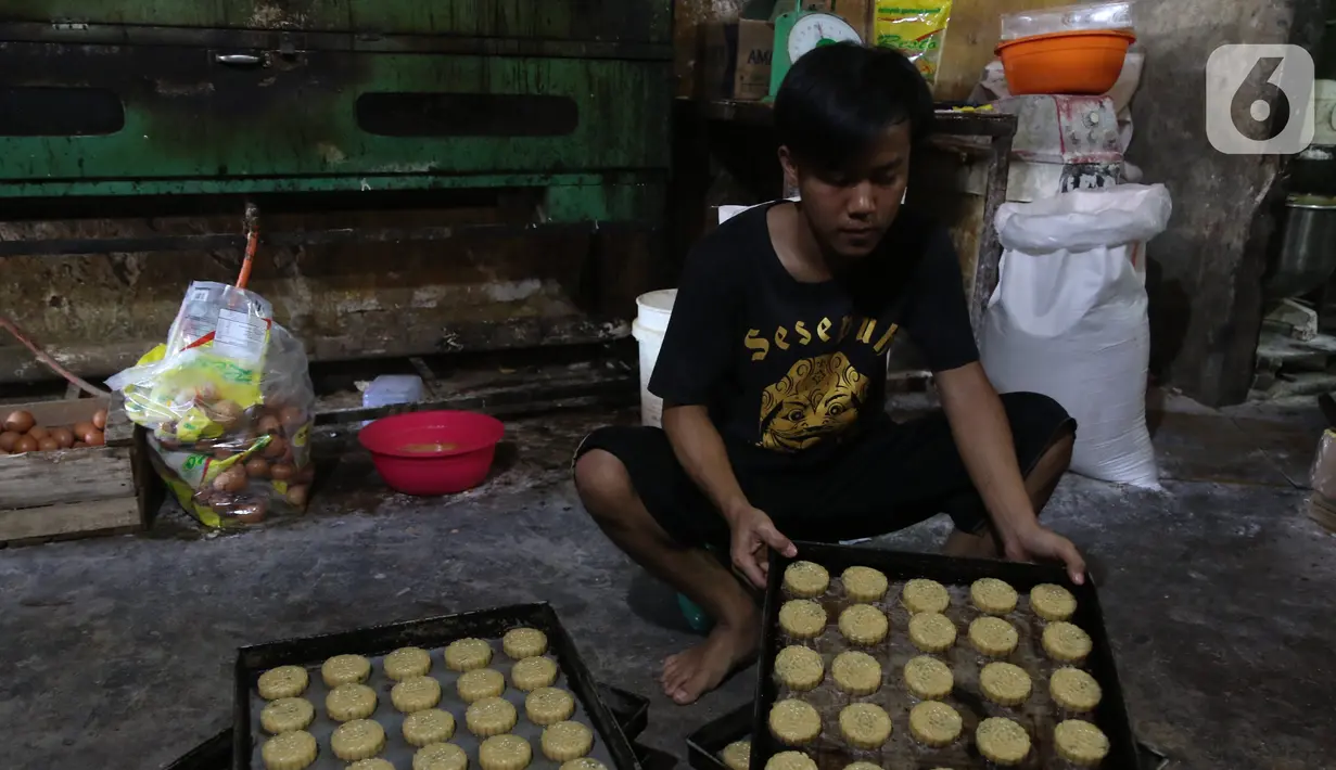 Pekerja menyelesaikan pembuatan kue kering di Jakarta, Rabu (30/9/2020). Kemenkop UKM menyatakan realisasi penyaluran bantuan presiden (Banpres) produktif untuk UMKM senilai 2,4 juta/UKM hingga 21 September 2020 mencapai 5.909.647 usaha mikro atau sekitar 64,50 persen. (Liputan6.com/Angga Yuniar)