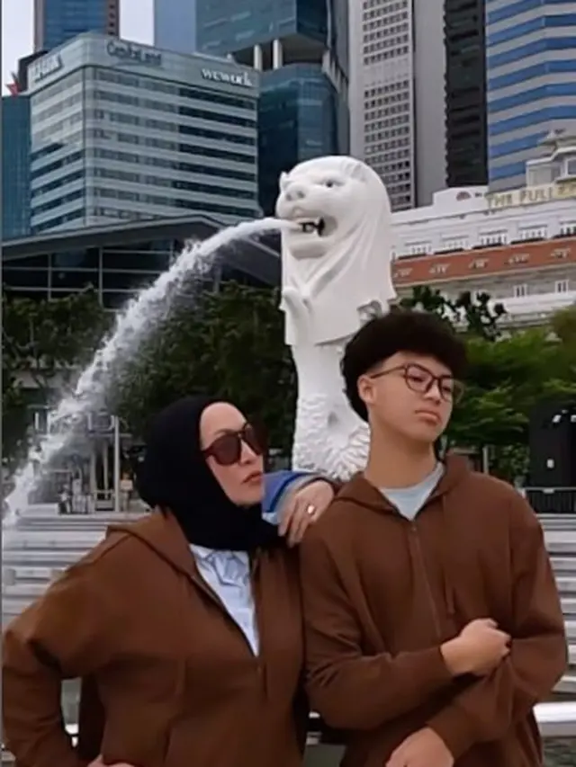 Sempat Berpisah 10 Tahun, Ini 8 Potret Kompak Angelina Sondakh dan Keanu Massaid