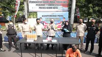 Polisi Kediri menggagalkan peredaran ratusan liter minuman keras jenis Arak Jowo. (Dian Kurniawan/Liputan6.com).